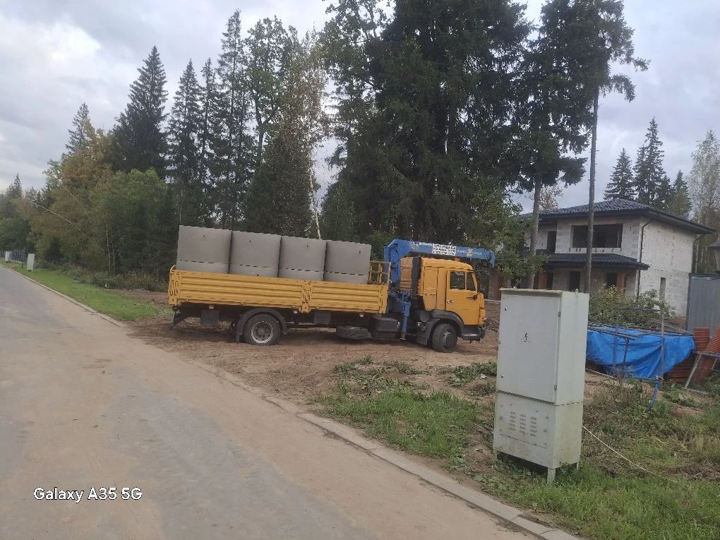 Доставка ЖБИ-колец и оборудования манипулятором