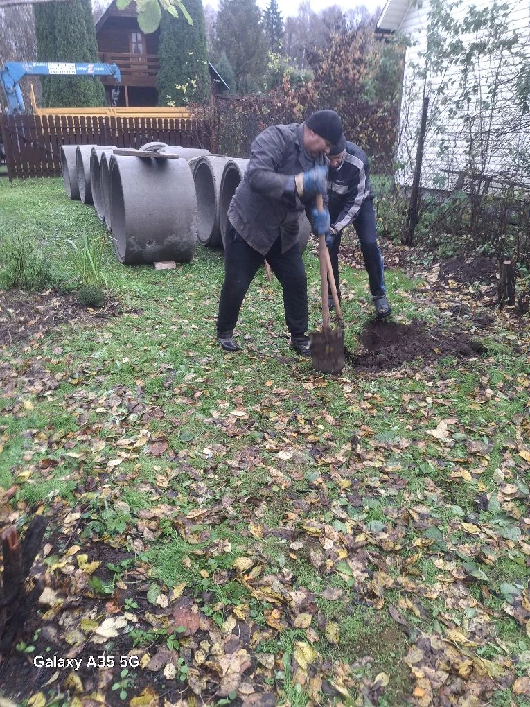 Бригада с оборудованием для чистки колодца